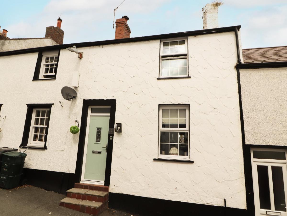 8 Watkin Street * Conwy
