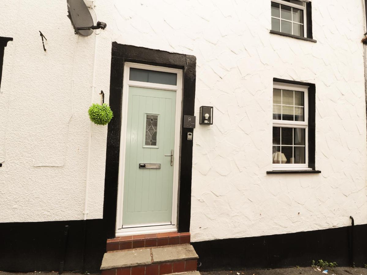 8 Watkin Street * Conwy